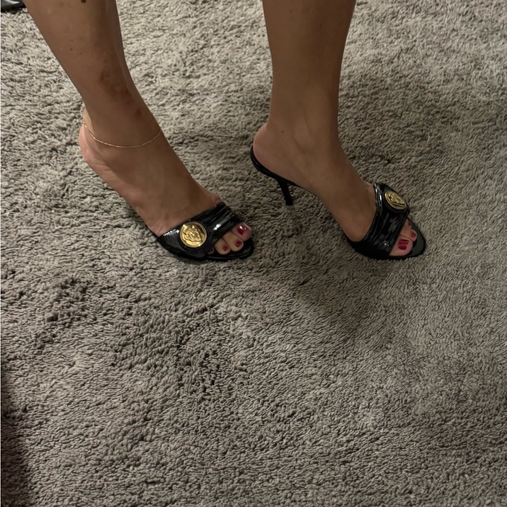 Gucci black patent slide size 7